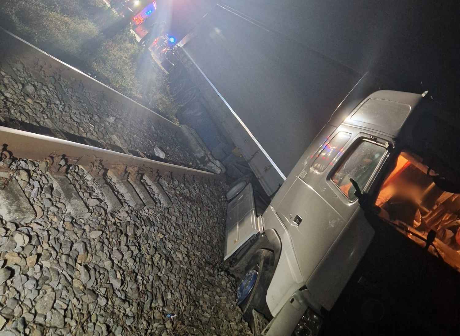 A kamion a síneken rekedt | Fotó: Szeben Megyei Rendőr-főkapitányság
