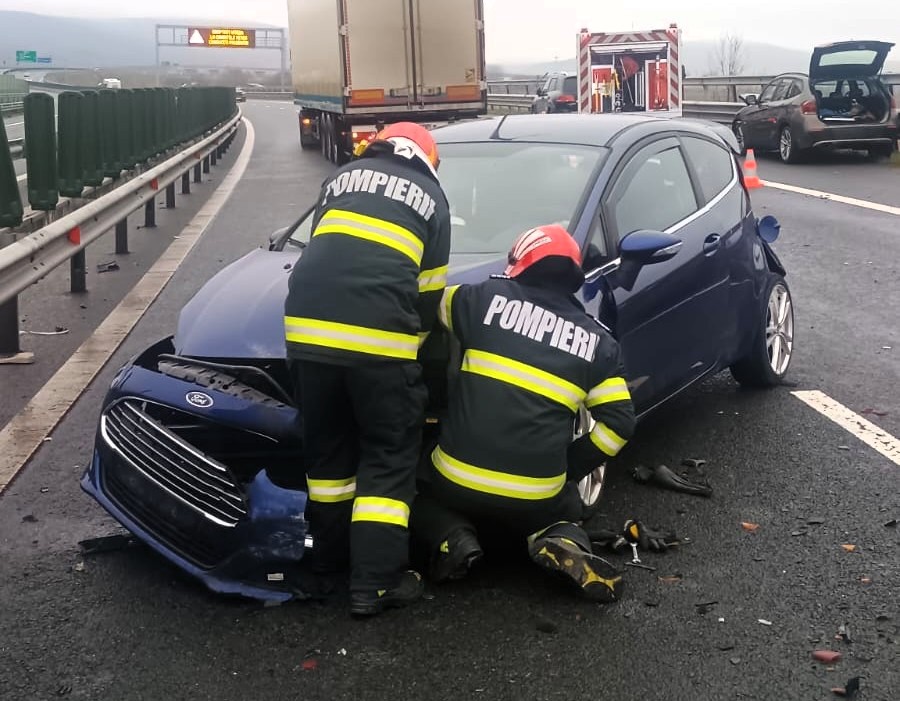 Az egyik sérült beszorult a járműbe, műszaki mentővel emelték ki | Fotó: ISU Fehér megye