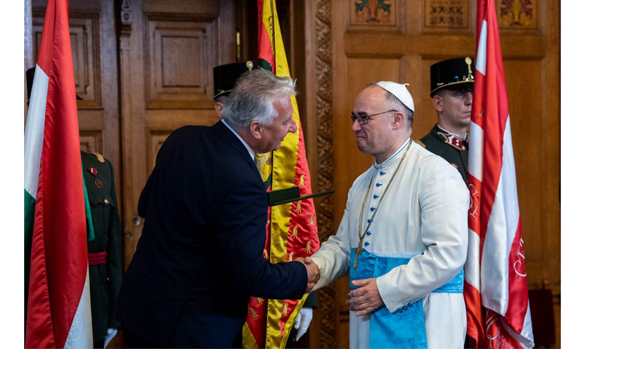 A Magyar Arany Érdemkereszt kitüntetést veszi át Fejes Rudolf Anzelm Semjén Zsolt miniszterelnök-helyettestől 2019. augusztus 19-én l Fotó: erinto.ro