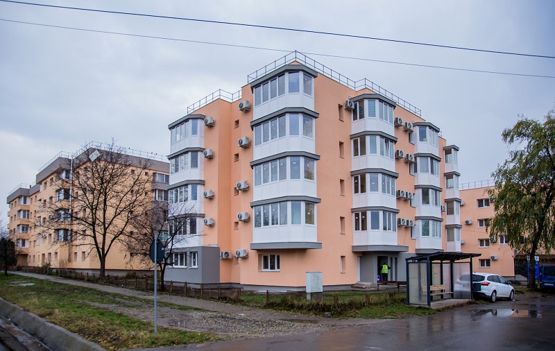 huszonkét tömbházat, 355 lakást újítottak fel