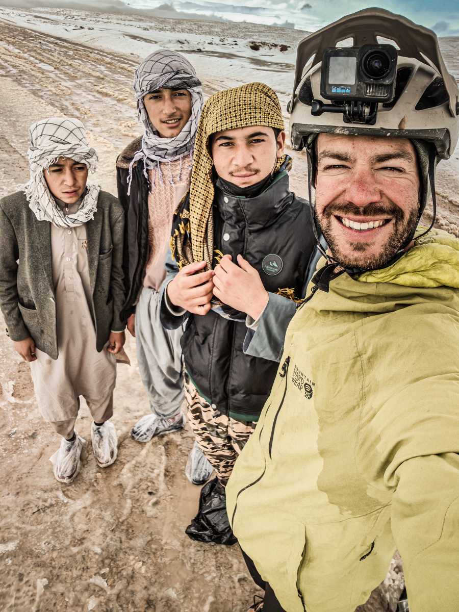 A helyiek folyton fotózkodni akartak vele.