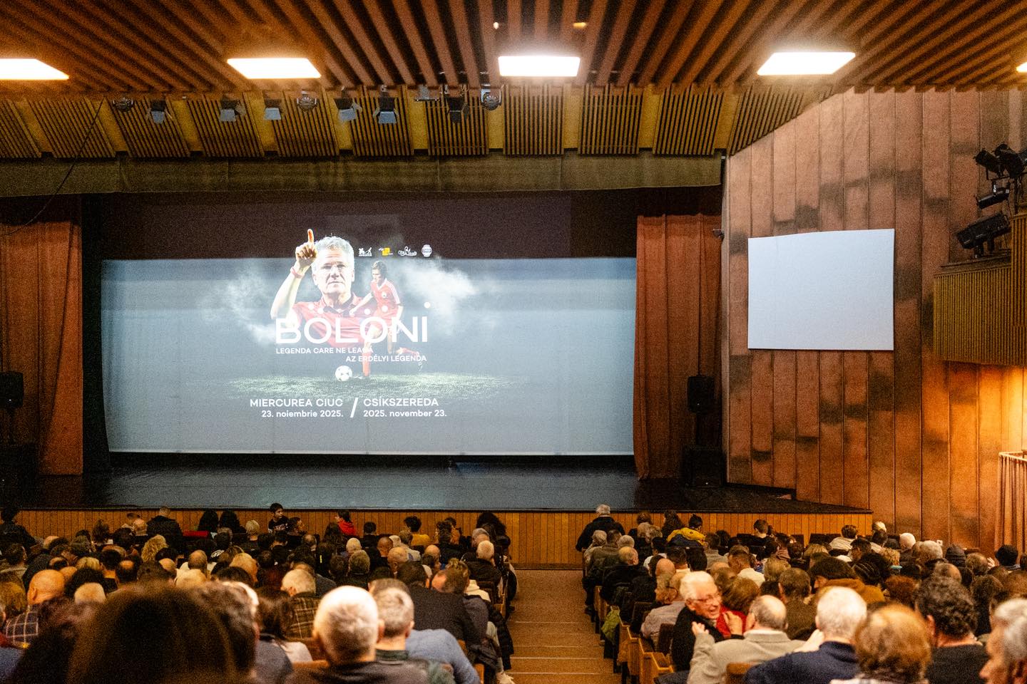 Zsúfolásig telt nézőtér várta Bölöni Lászlót Csíkszeredában. | Fotók: Csíkszereda városháza