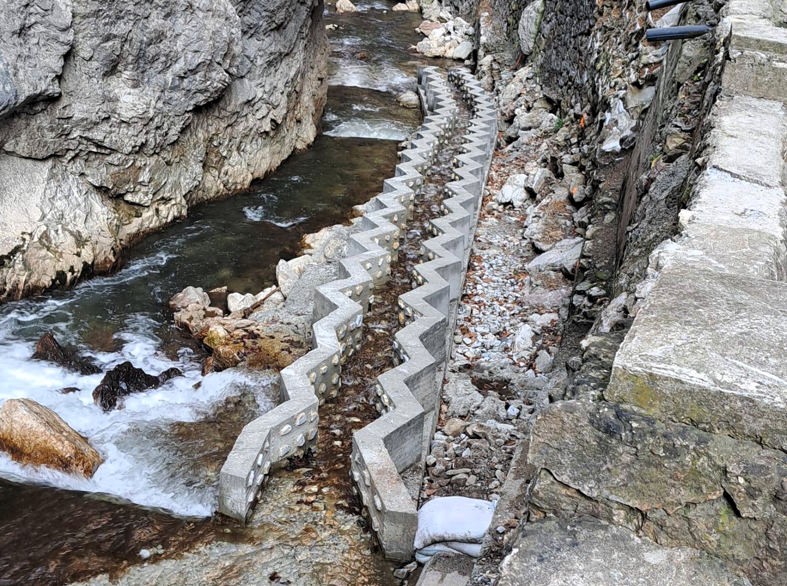 Már használatba vették a halak a hallépcsőket.