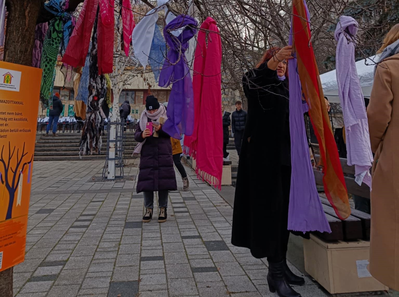 Figyelemfelkeltő akció Csíkszeredában. | Fotók: ERŐSZAK/VIOLENȚA - STOP! BIZTONSÁG/SIGURANȚĂ - ON