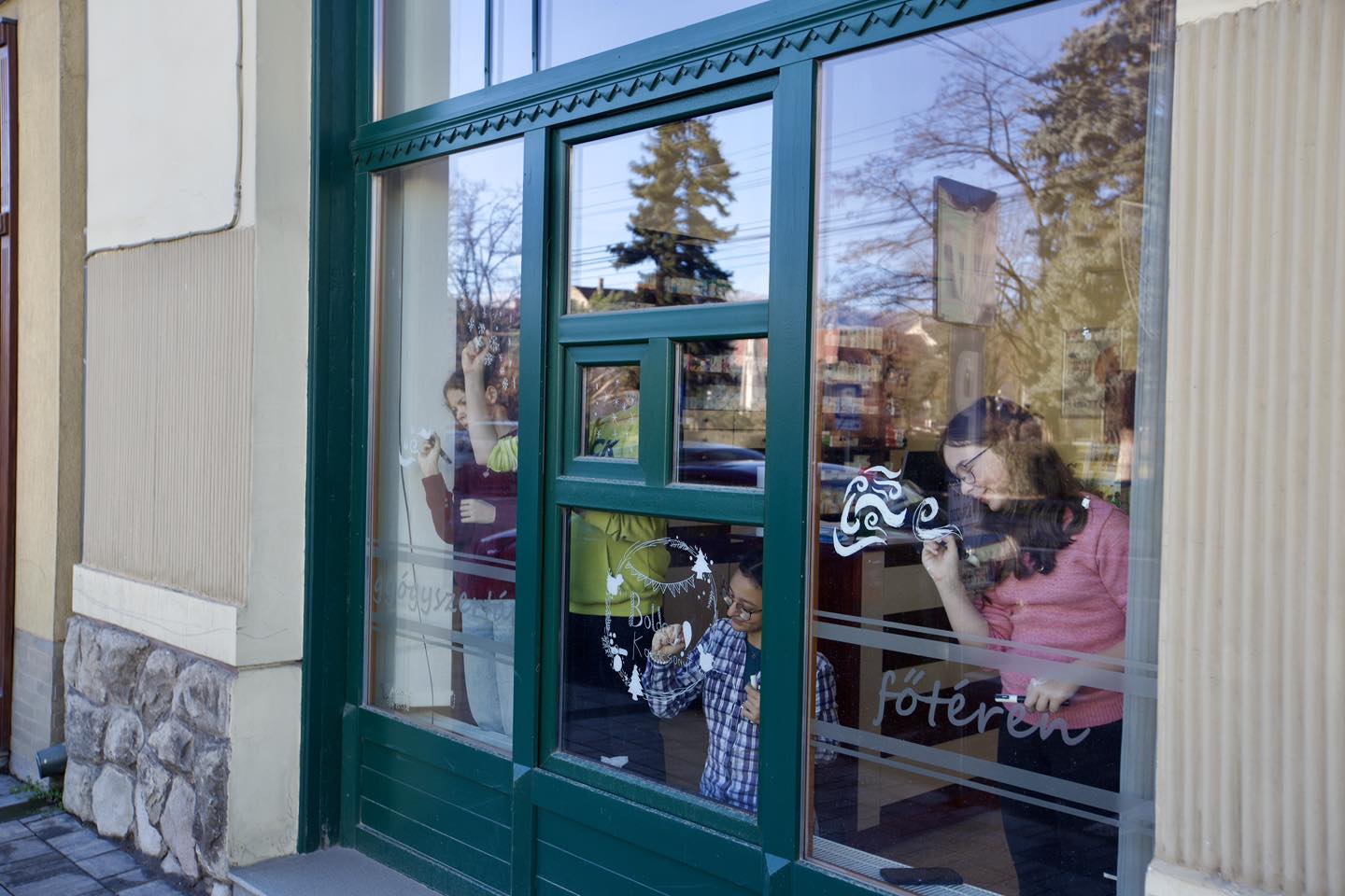 Gyerekrajzok díszítik az üzletek kirakatát.