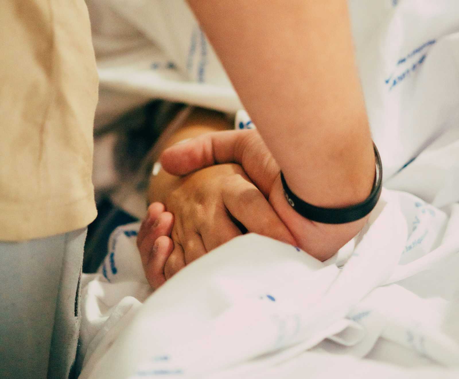 Az előírás szerint hívás nélkül is rendszeresen ellenőrizni kell a betegek állapotát. | Fotó: Unsplash