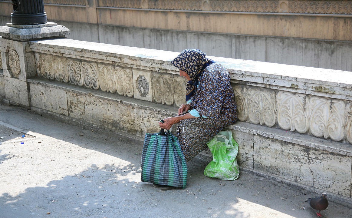 Idős asszony Bukarestben | Fotó: Pixabay