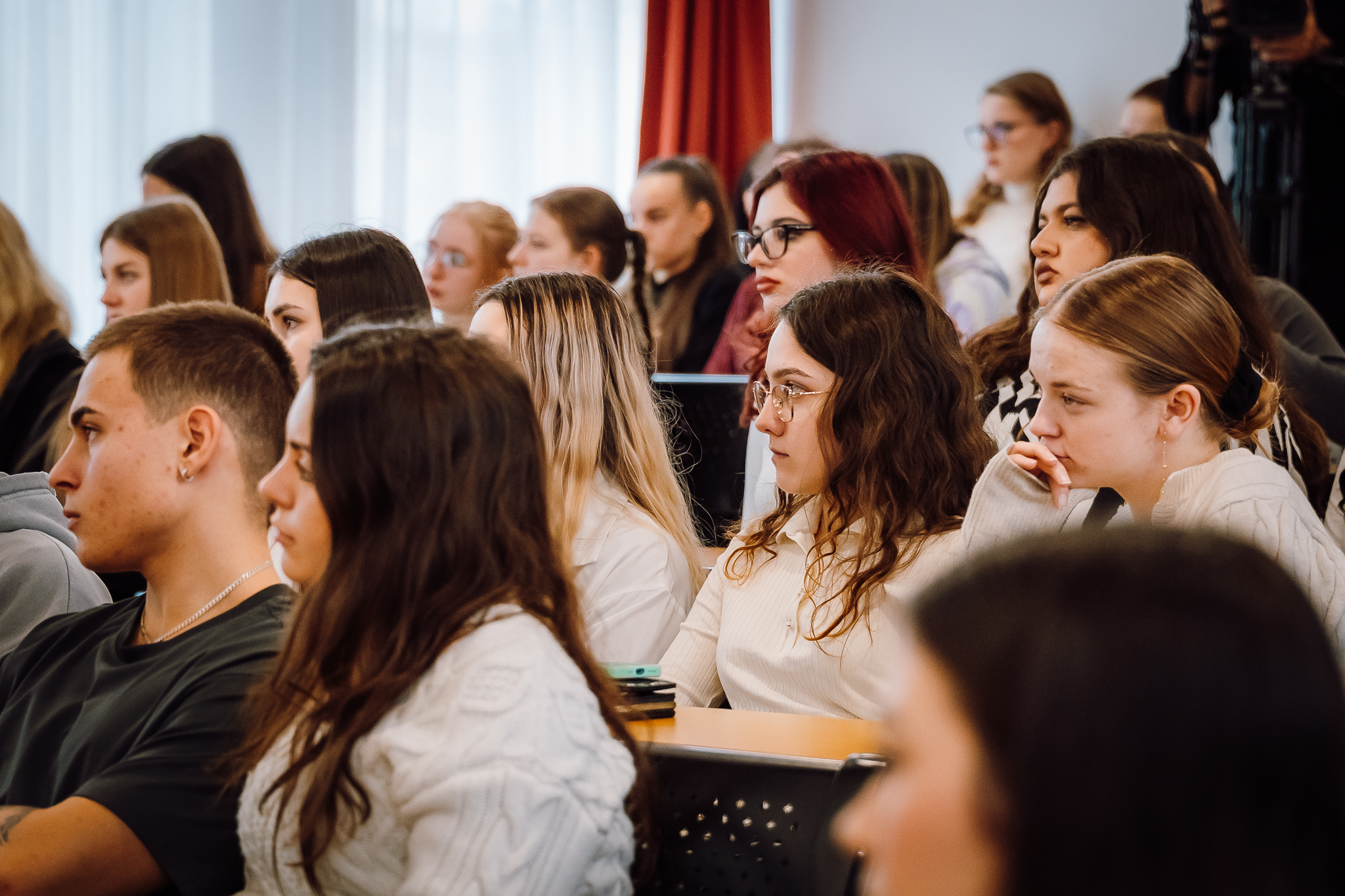A marosvásárhelyi Mihai Eminescu Pedagógiai Líceumban járt a bőrgyógyászati klinika szakorvosa | Fotó: Maris Cristian Daniel
