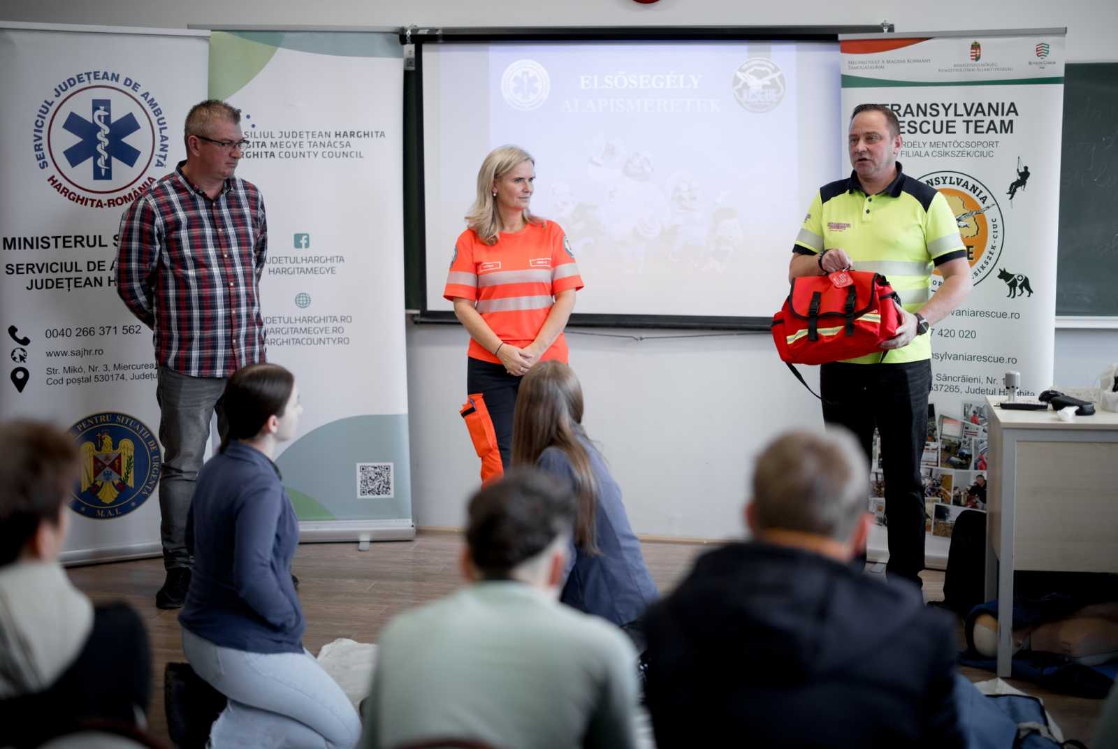 Több száz diák tanulta meg az elsősegélynyújtás alpjait.. | Fotók: Erdély Mentőcsoport Csíkszéki Fiókja