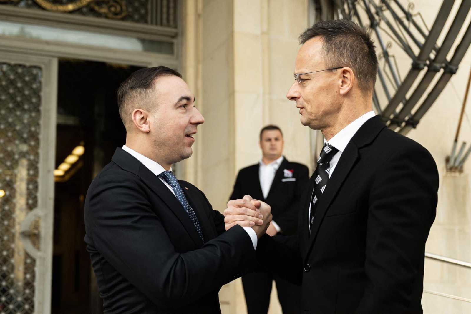 Bogdan Ivan román energiaügyi miniszter és Szijjártó Péter magyar külgazdasági és külügyminiszter. Eguüttműködnek Fotó: Szijjártó Péter Facebook oldala 