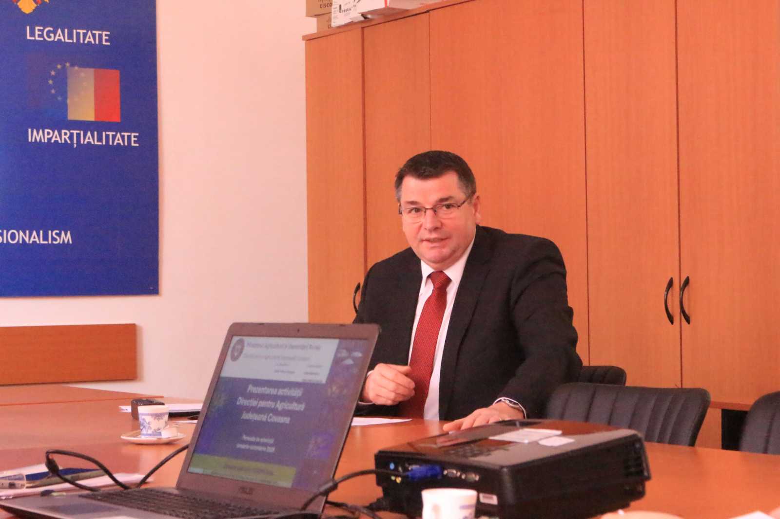 Több nyugdíjas is Ráduly István prefektustól kért ilyen ügyben tanácsot | Fotó: Erdély András