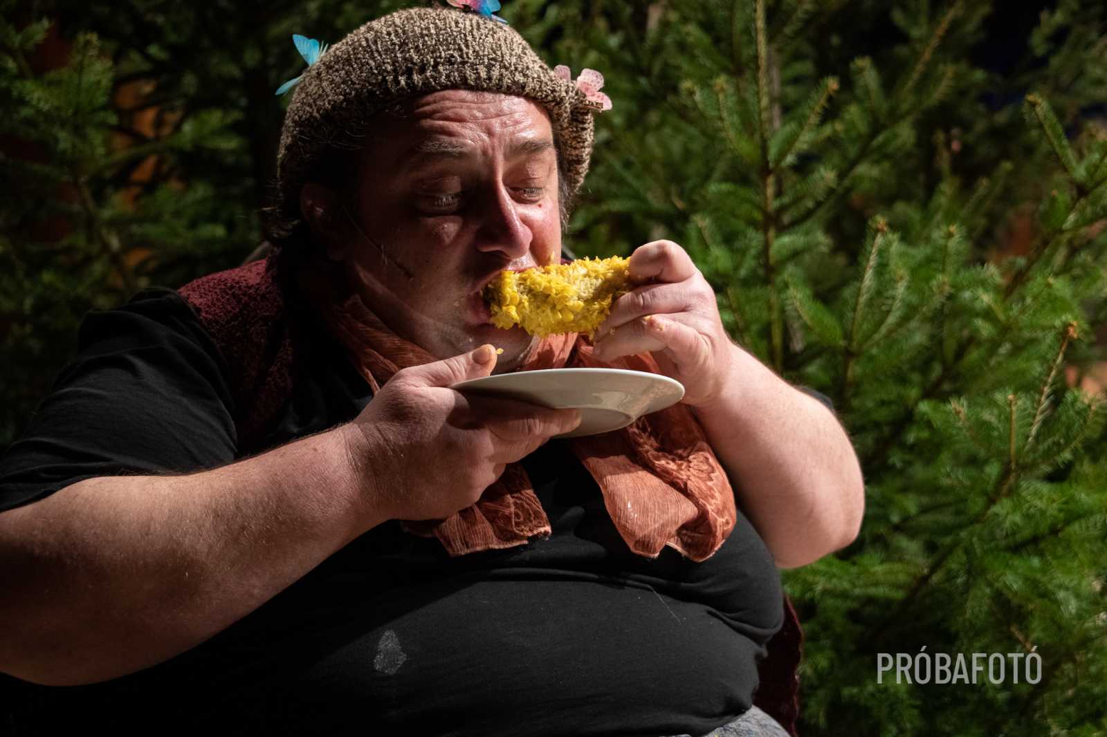 Furcsa bérlők tűnnek fel. 