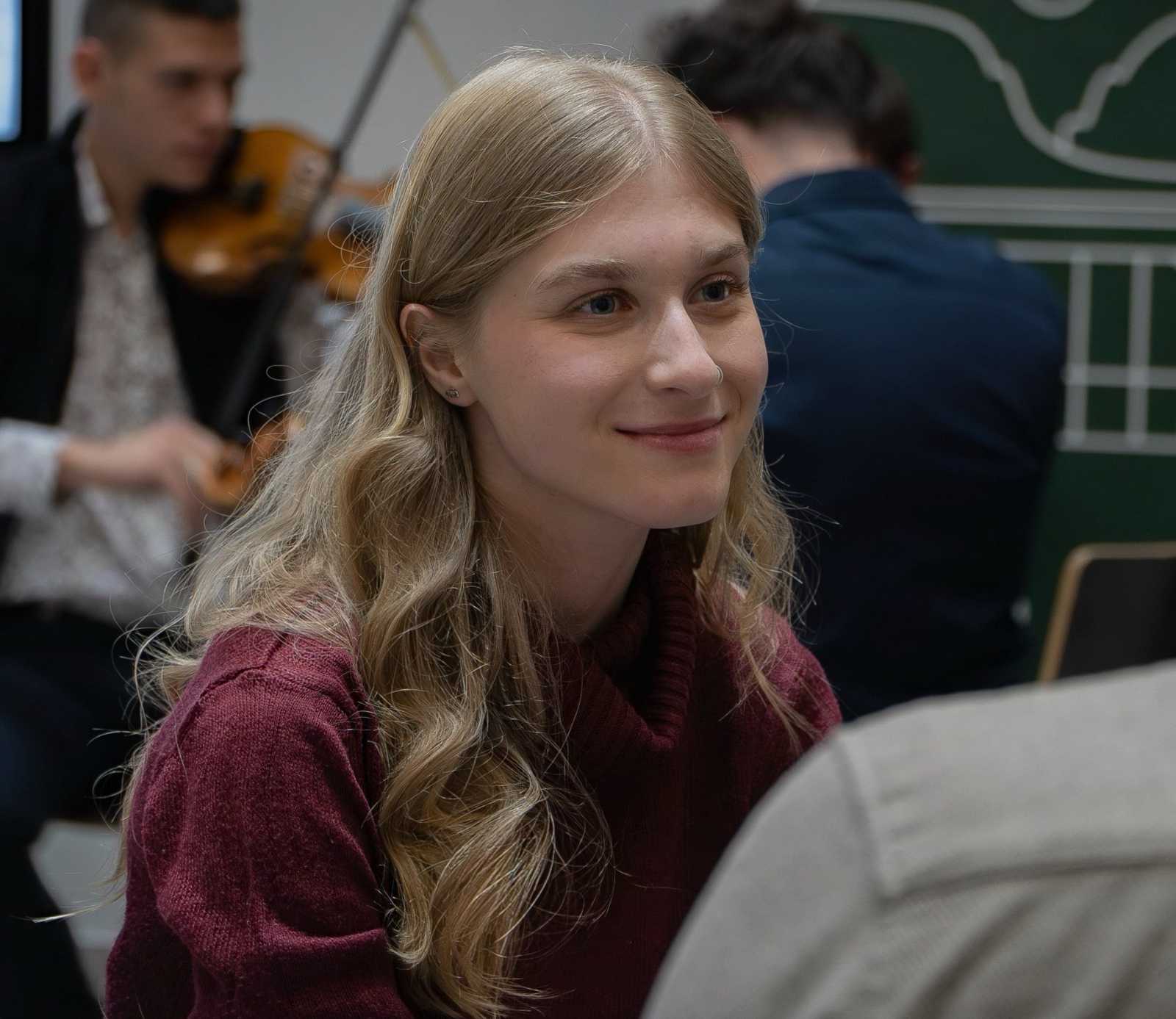 Orosz Andrea joghallgató. Személyes tapasztalatai hívták fel a figyelmet a probléma súlyosságára. Kutatásait dr. Kokoly Zsolt segíti. 