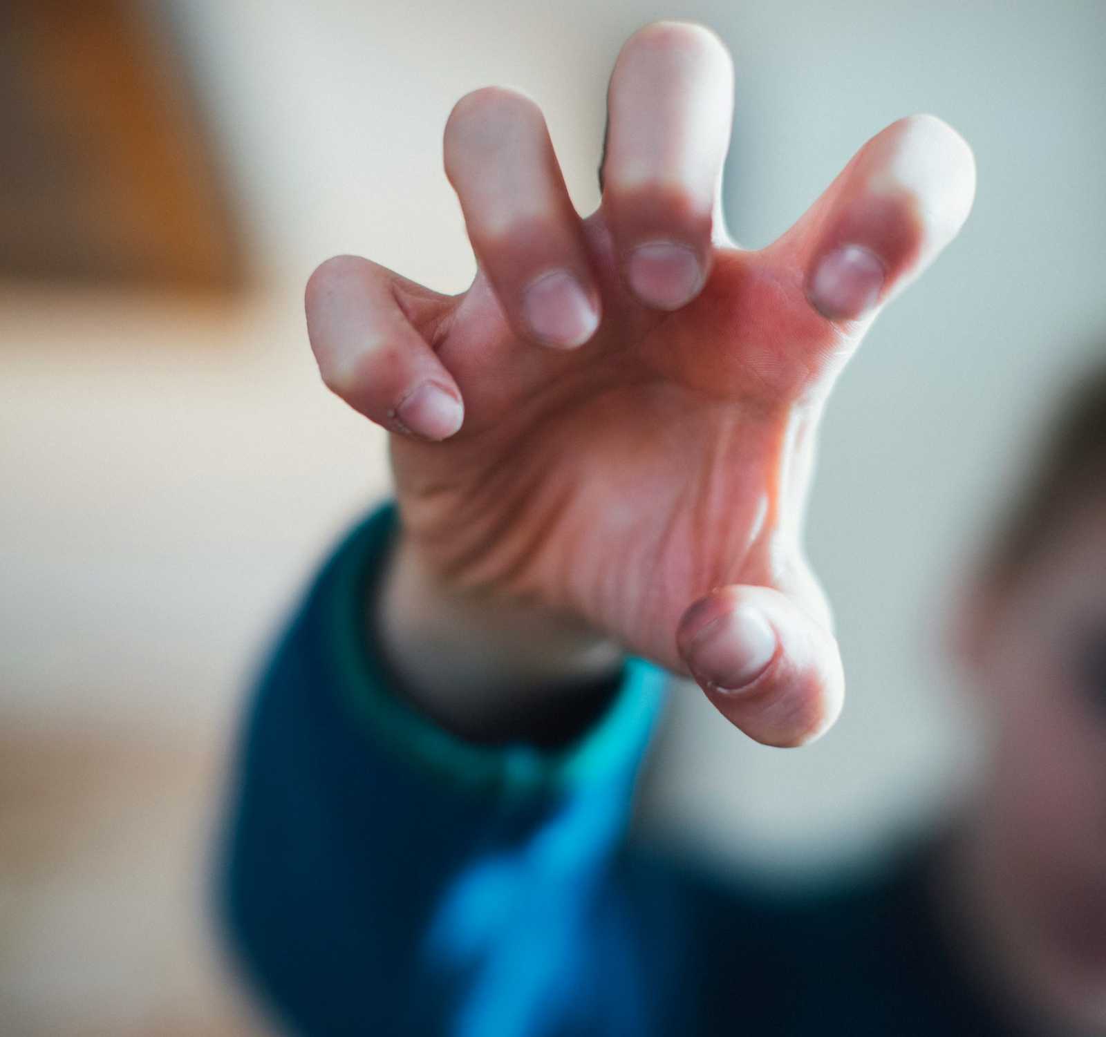 A pszichológust megharapta és megkarmolta, édesanyját is megütötte. | Illusztráció | Fotó: Unsplash