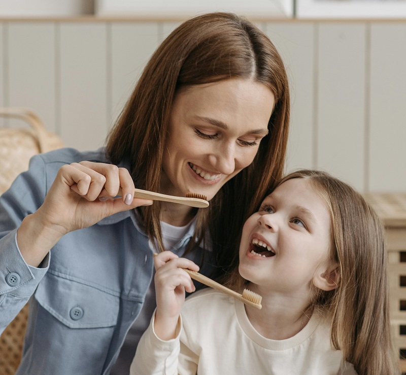 A szülő ellenőrizze a fogmosást | Fotó: Pexels