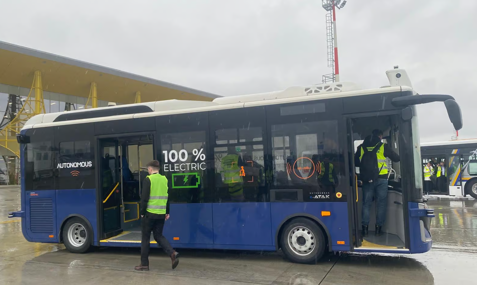 Az önvezető autóbuszt teszteltek a kolozsvári repülőtéren | Fotó: cluj24.ro