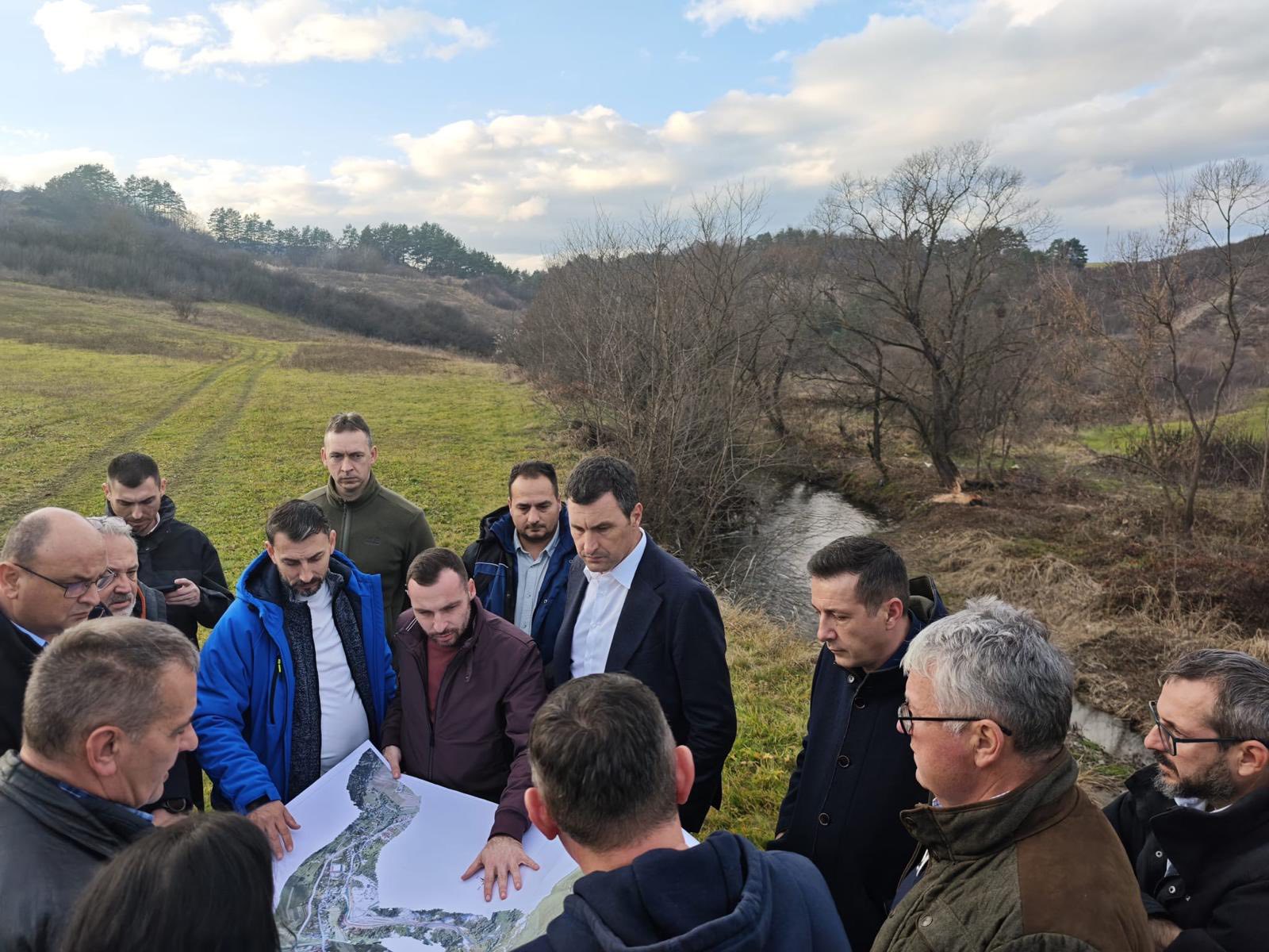 Helyszíni látogatás a készülő védőgát és záportározó tervének bemutatása kapcsán | Fotó: Maros Vízügyi Hatóság