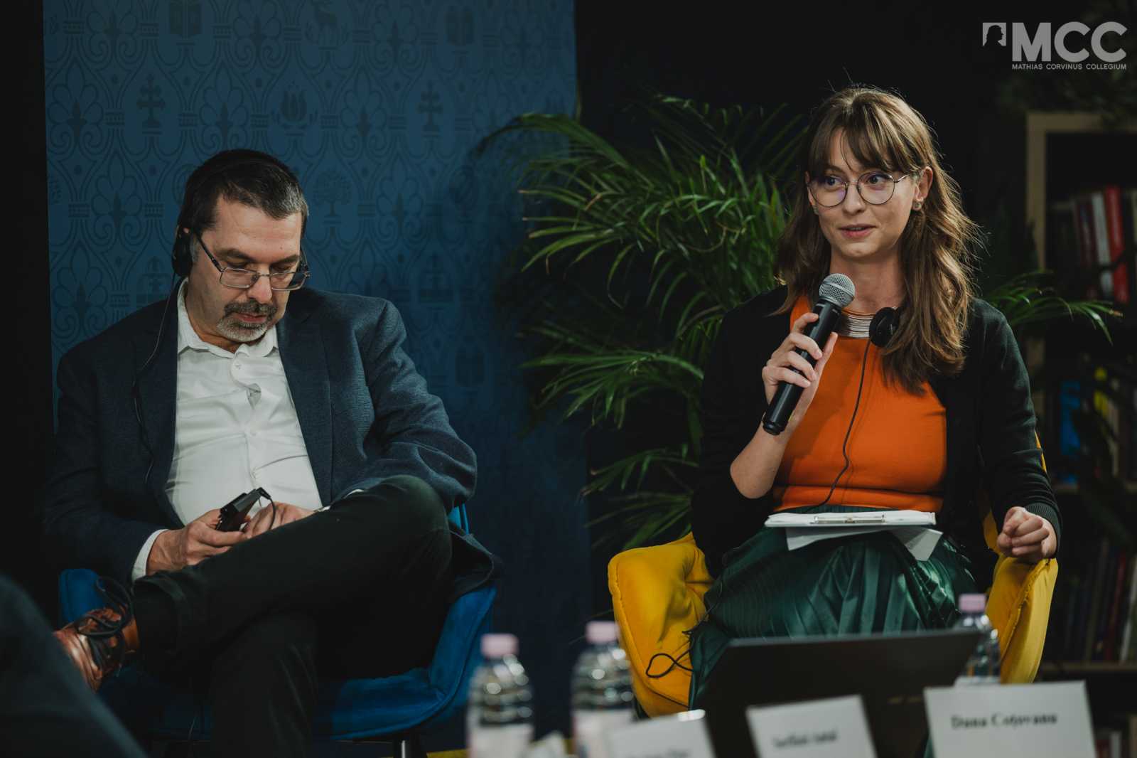 Serfőző Antal (balra) az MCC által szervezett beszélgetésen. | Fotó: az MCC Facebook-oldala