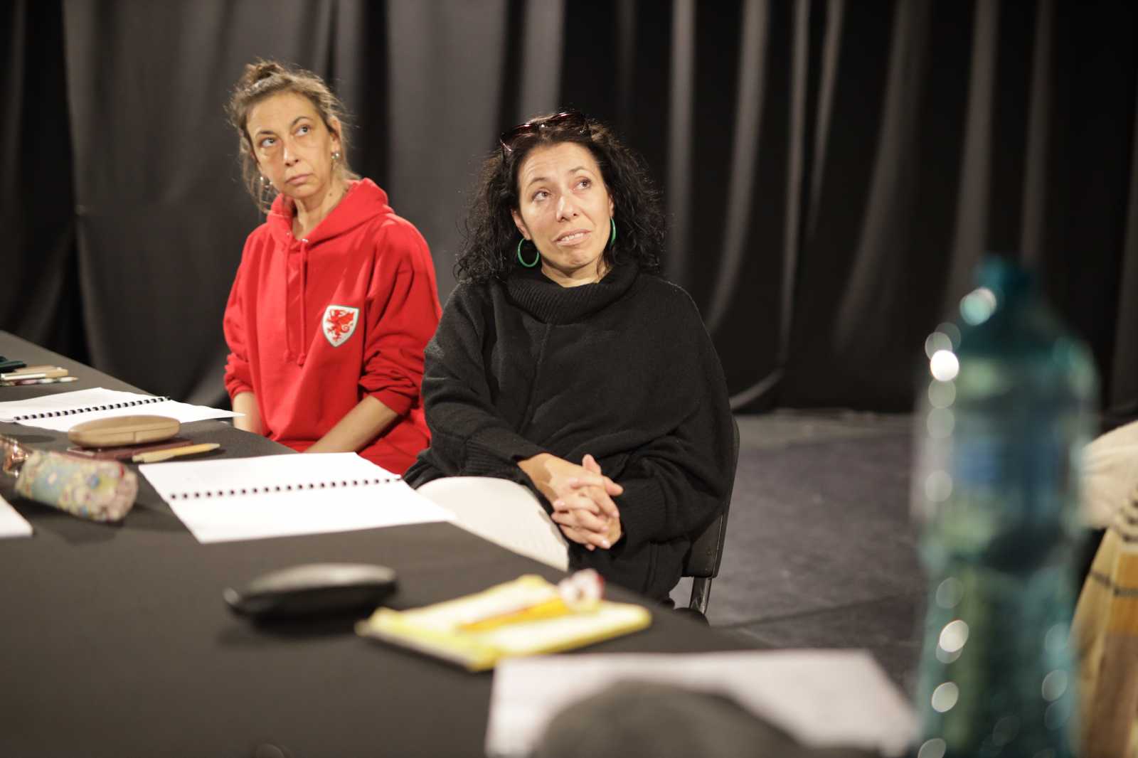 Fekete Bernadetta és Dálnoky Csilla az előadás olvasópróbáján. | Fotó: Csíki Játékszín