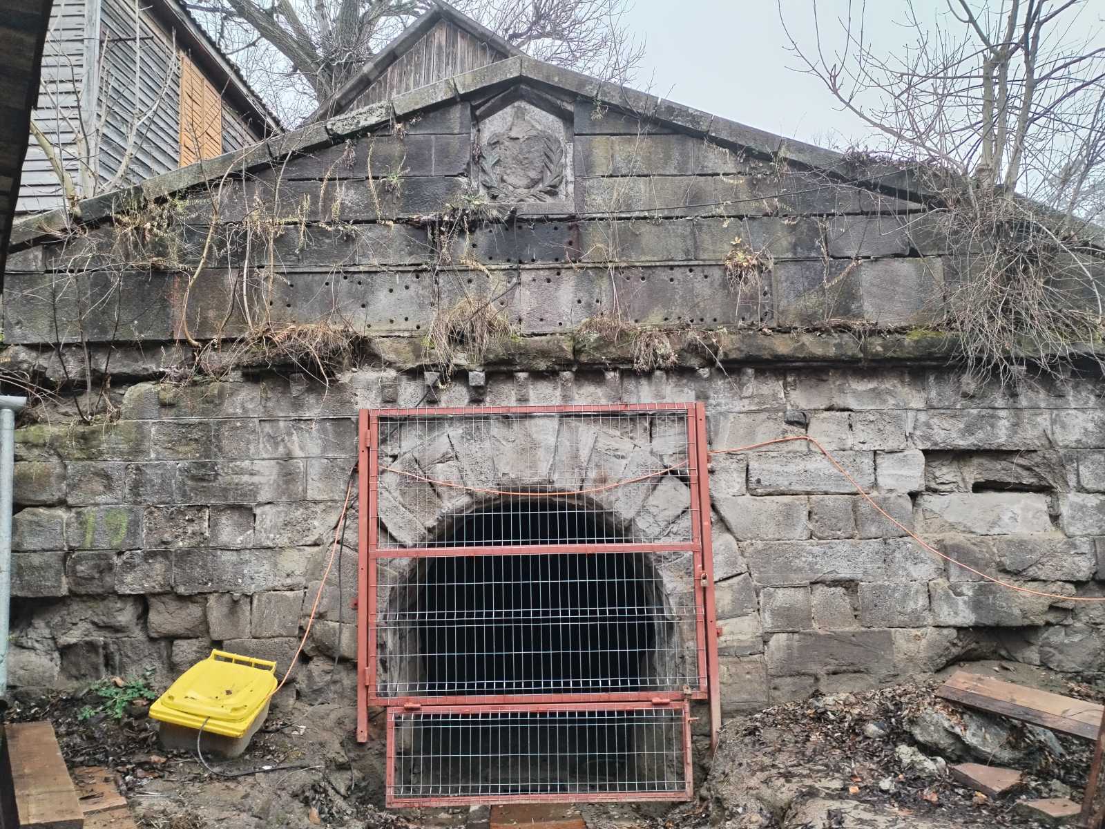 Az Erzsébet-táró lezárt bejárata