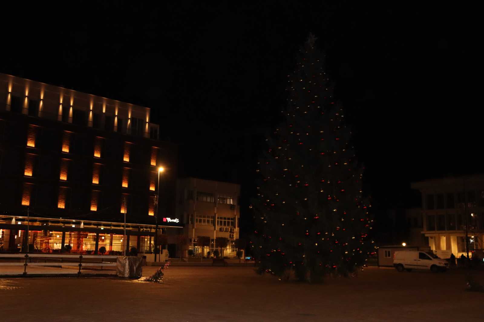 Helyére került a város karácsonyfája is | Fotó: Kulcsár Mária