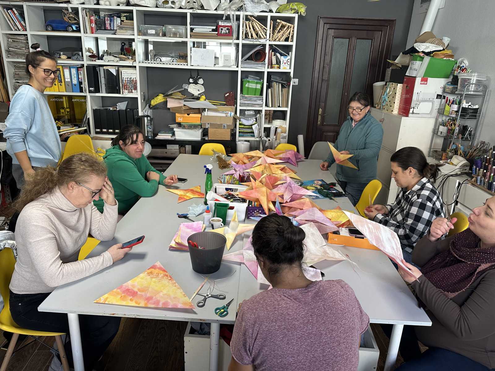 A szervezők készülnek a bazárra | Fotó: Szarvadi Andrea