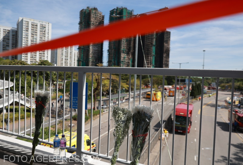 Gyászol a város. Virágokat helyeztek el a lakótömb közelében, egy hídon. 