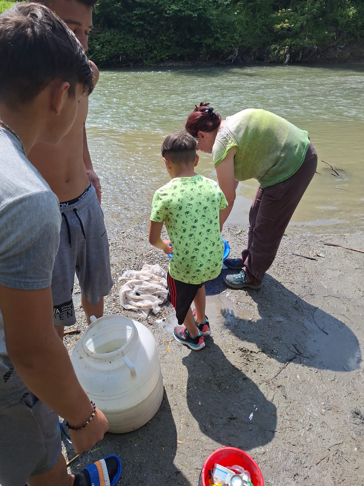 Gyerekek segítségével, vödrökkel mentették a halakat | Fotó: Szakács László ökológus