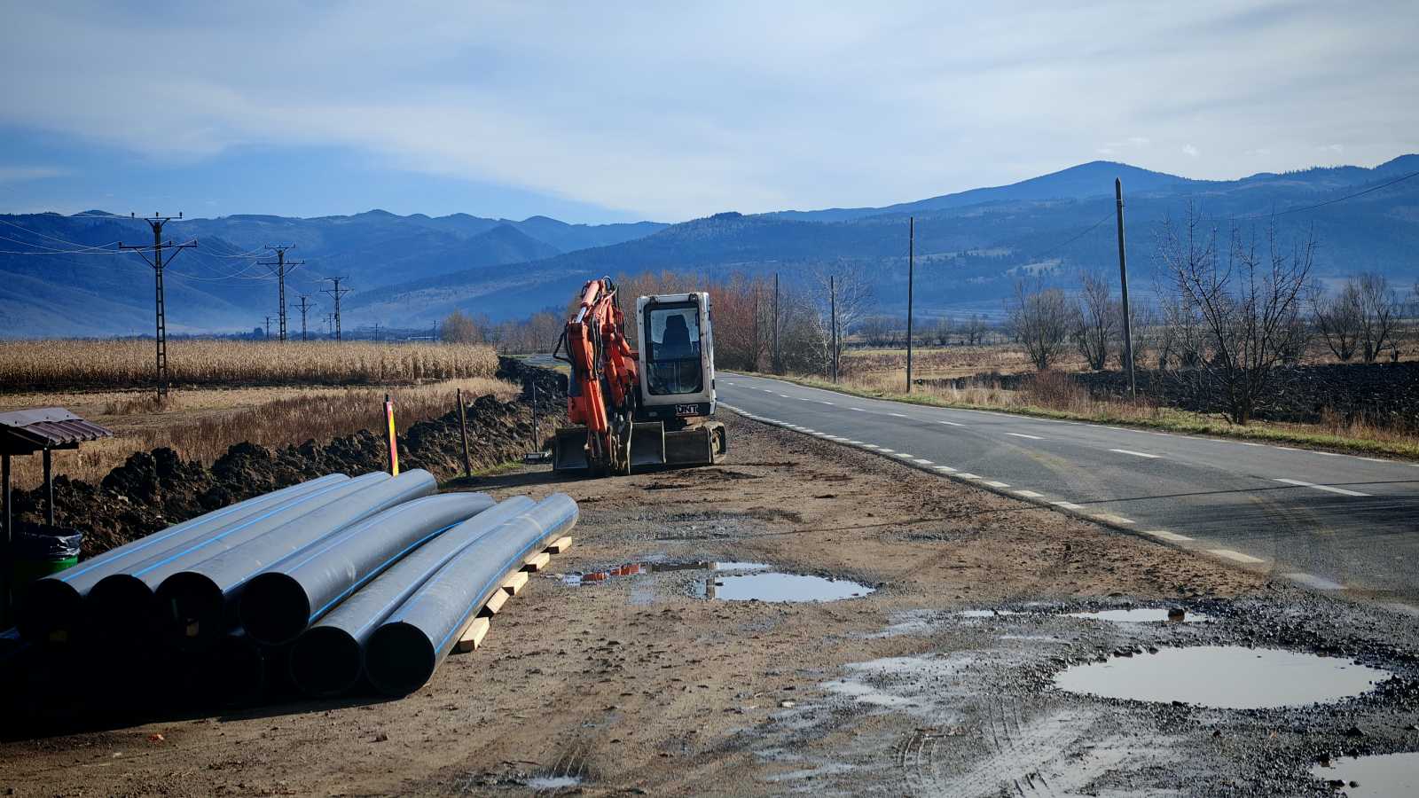 A vezeték lefektetésével a Kovászna felé vezető úttól pár száz méterre, Szentkatolna határáig már eljutottak | A szerző felvétele