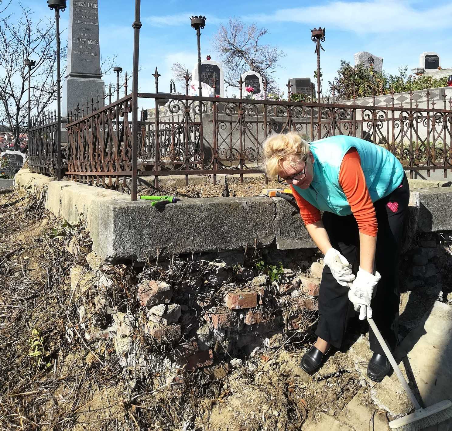 A Bakó házaspár kitartó munkával tisztította meg a sírt | Fotó: Bakó András