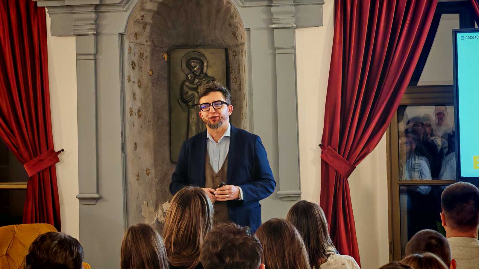 Táncos Levente-József humorral is tűzdelt előadása végig lekötötte a közönséget. 