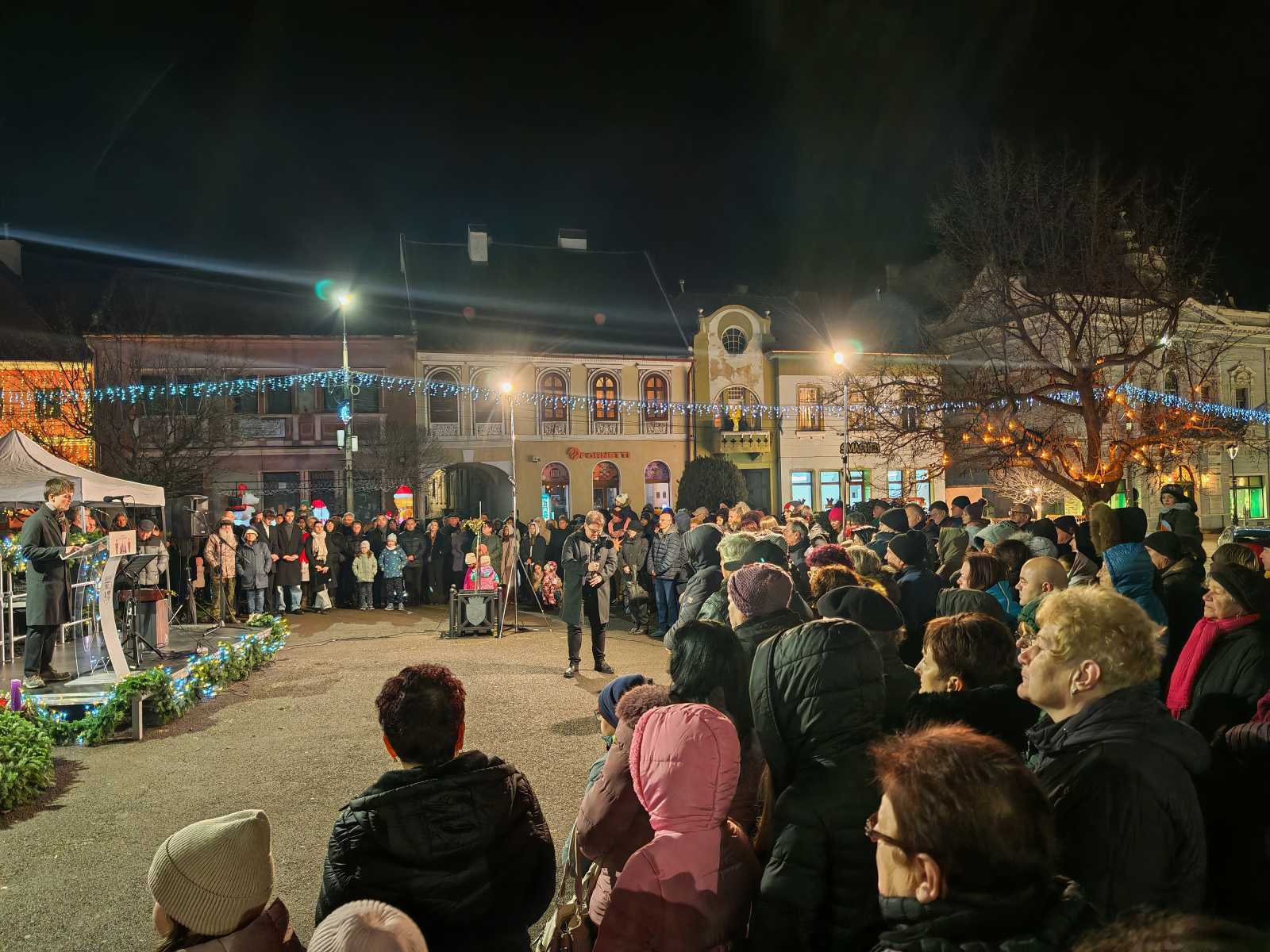 A gyertyagyújtás elején a KRK Band adott elő egy dalt. | A szerző felvételei