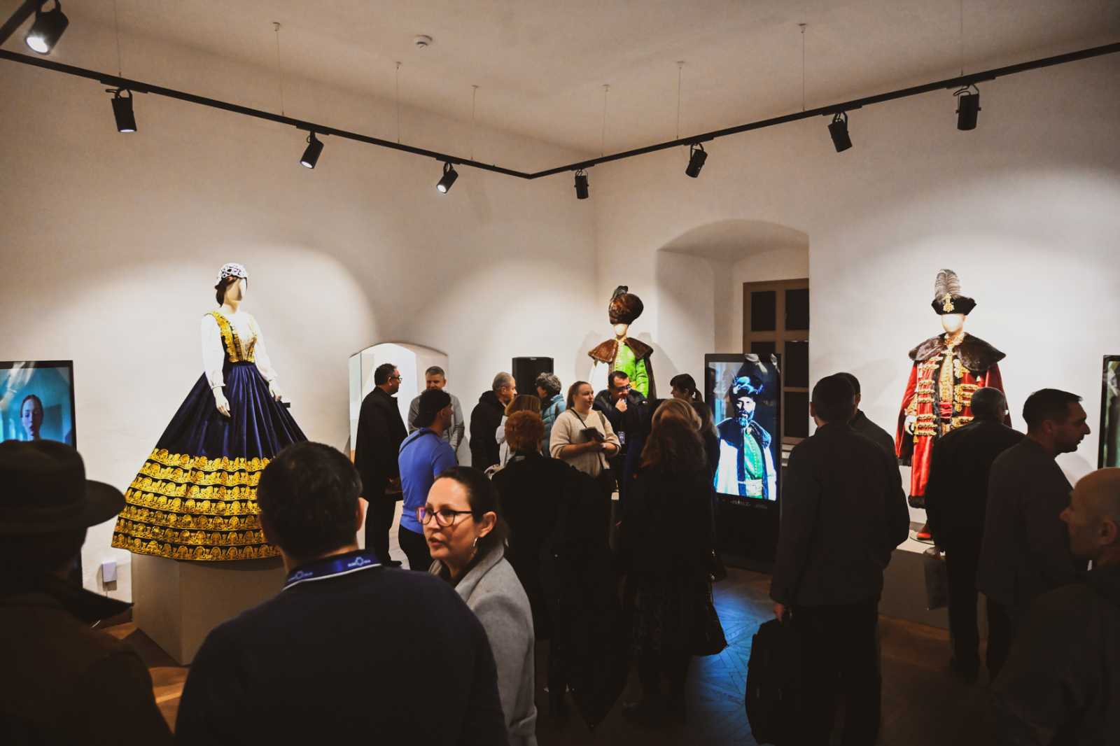 A szervezők új perspektívát kínálnak a divat, a történelem és a művészet iránt érdeklődők számára.