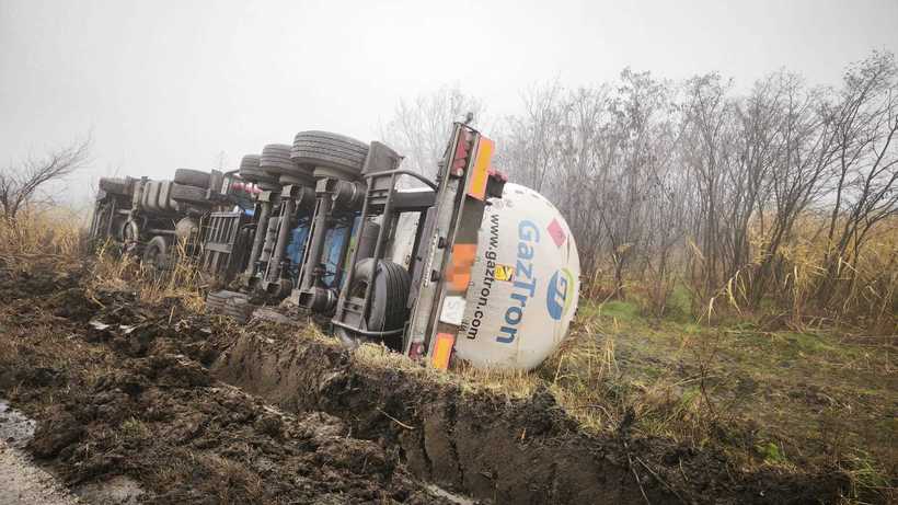 A katasztrófavédelem a helyszínen dolgozik a veszélyek elhárításán. | Fotó: katasztrófavédelem