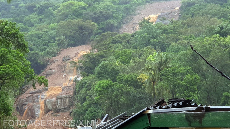 Ez a mobiltelefonnal készített fénykép a 2025. november 27-én Srí Lanka központi tartományában, Kandy körzetében történt földcsuszamlás helyszínét mutatja. 