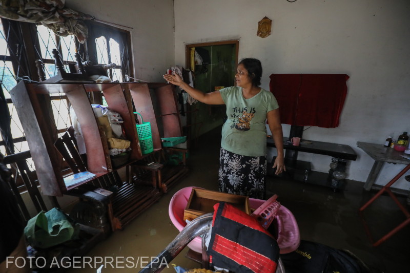 Mentésre vár az árvíz egyik áldozata az elárasztott házában, Colombo külvárosában.