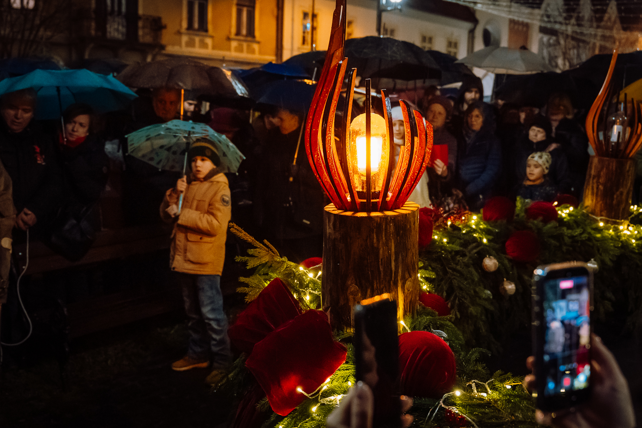A résztvevők az eső ellenére is megvárták ameddig fellobban a láng a kis majd felkapolcsják az első fényt az óriás adventi koszorún | Fotó: Mariș Cristian Daniel