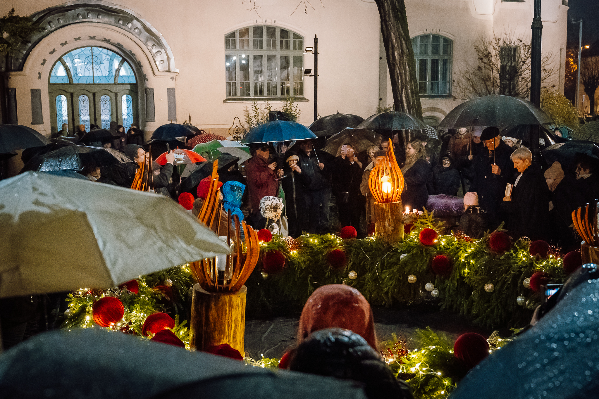 A marosvásárhelyi Református Kollégium épülete előtt felállított óriás adventi koszorú | Fotó: Mariș Cristian Daniel