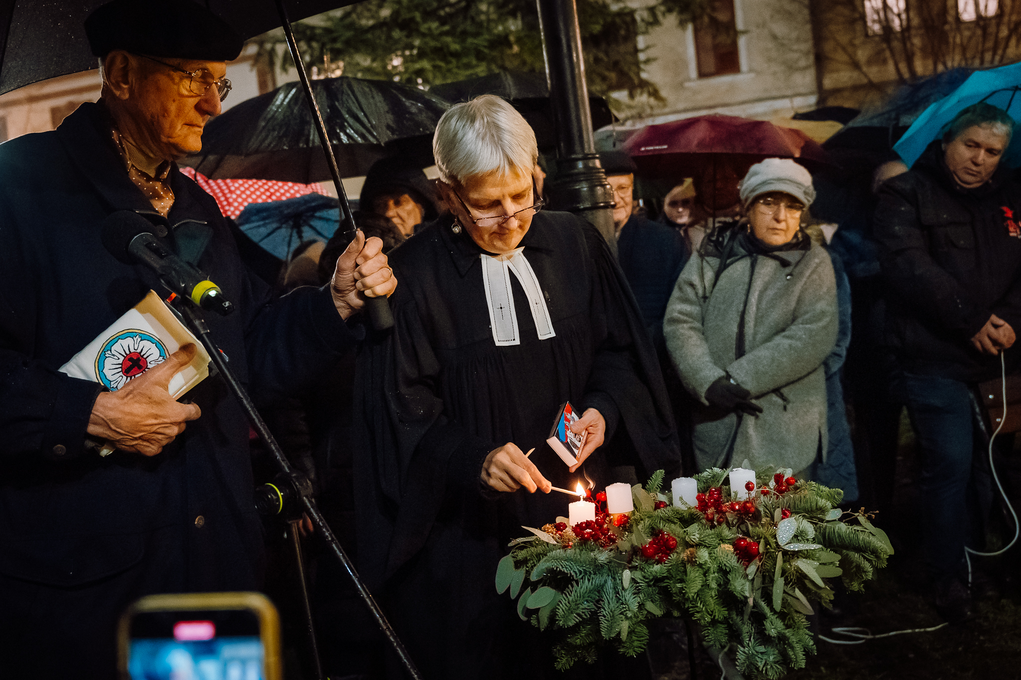 Pap Noémi evangélikus lelkész gyújtotta meg a hit gyertyáját | Fotó: Mariș Cristian Daniel