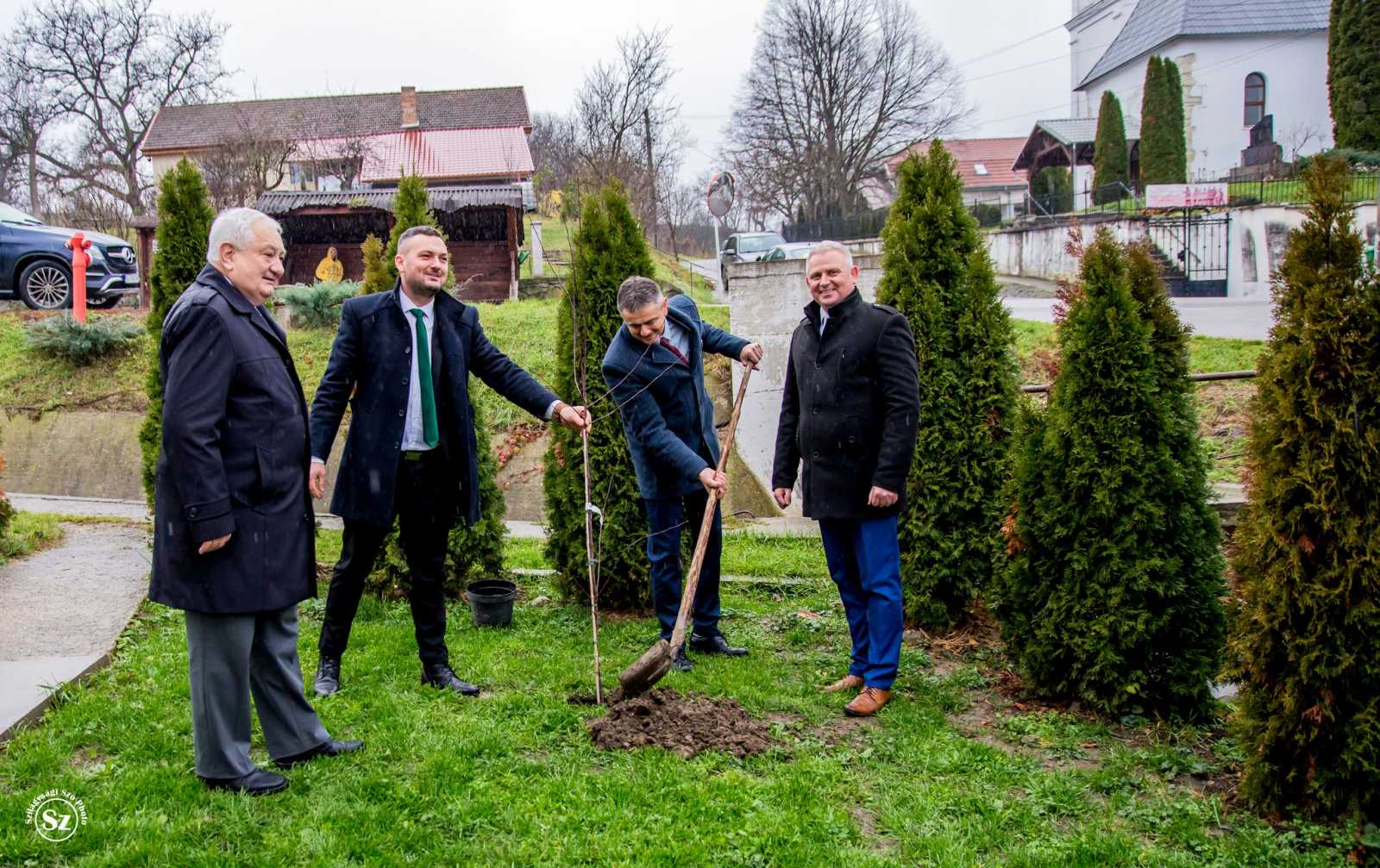 Elültették a megújulás fáját | A szerző felvétele