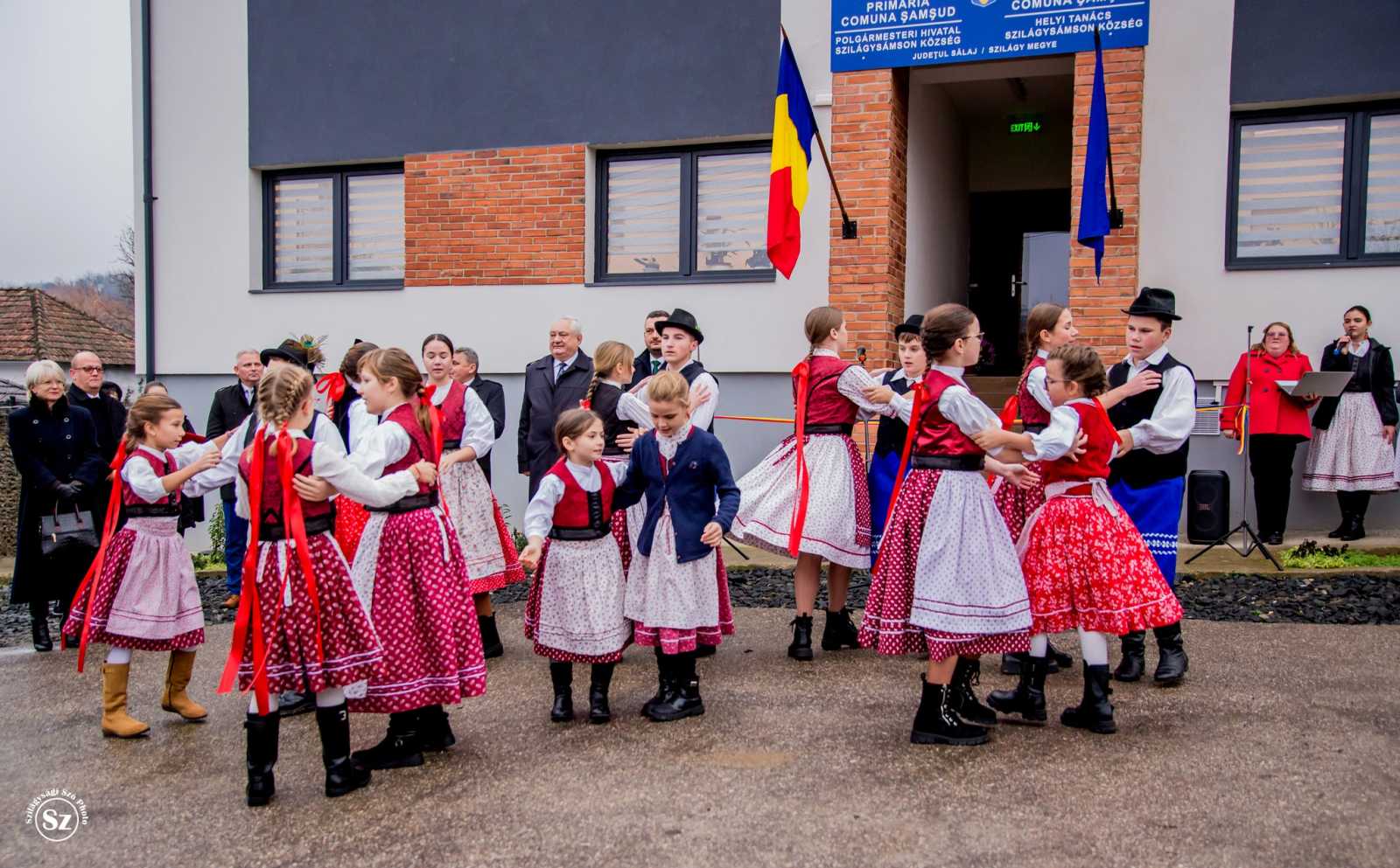 A Csígeresek táncolnak az új községháza előtt | A szerző felvétele