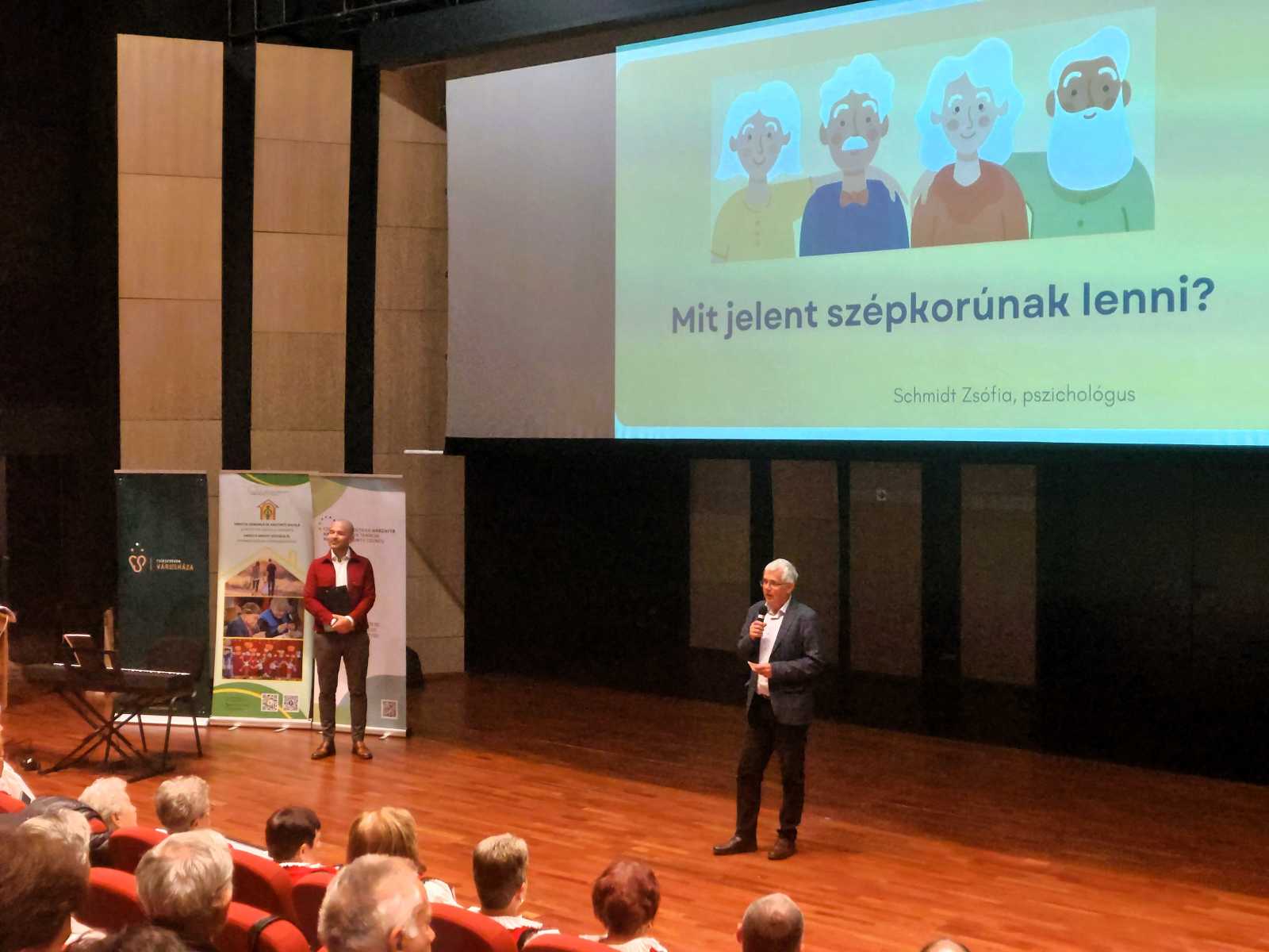 A Csíki Moziban megtartott eseményen Elekes Zoltán köszöntötte a megjelenteket. | Fotók: F.E.