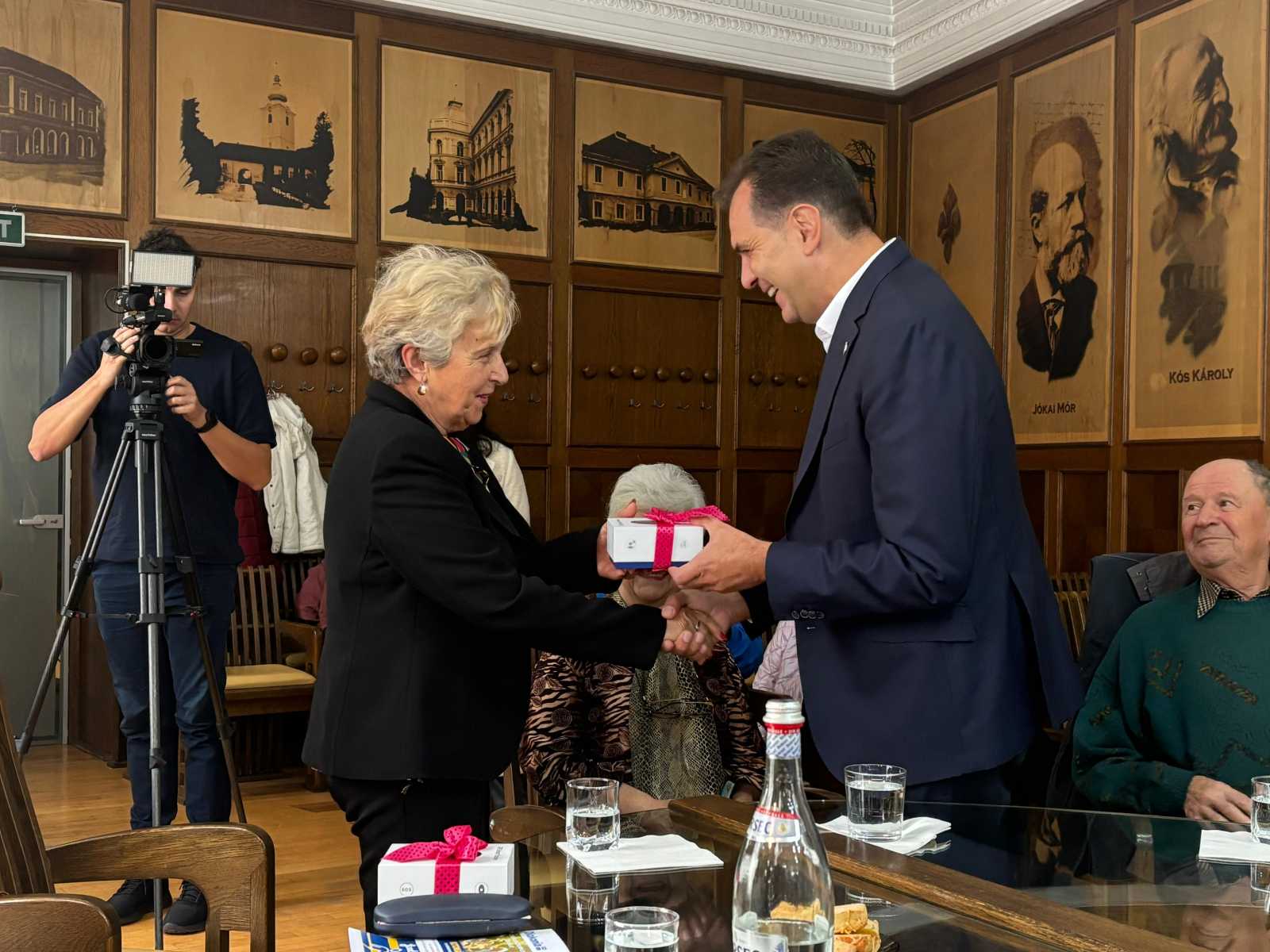 Antal Árpád polgármester adta át a századik gondos órát | Fotó: Kovács Zsolt