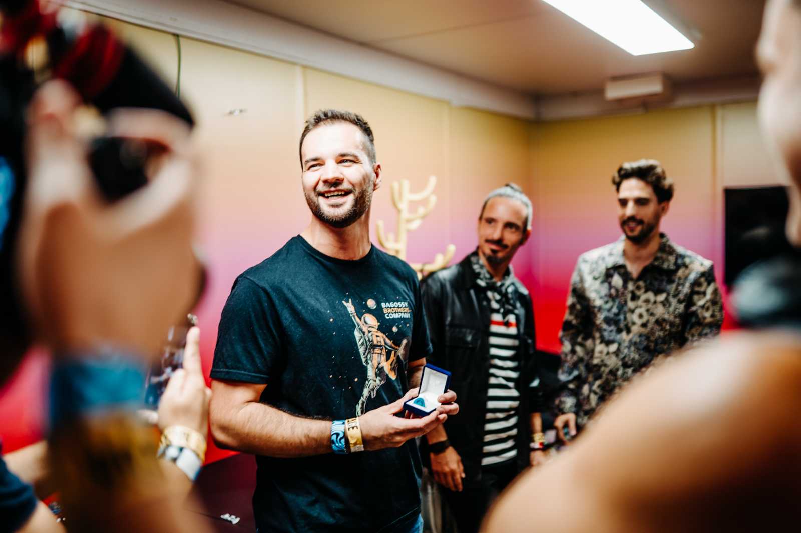 Az űrben járt gitárpengetővel ajándékozta meg Kapu Tibor a gyergyói együttest. | Fotó: Bagossy Brothers Company Facebook-oldala
