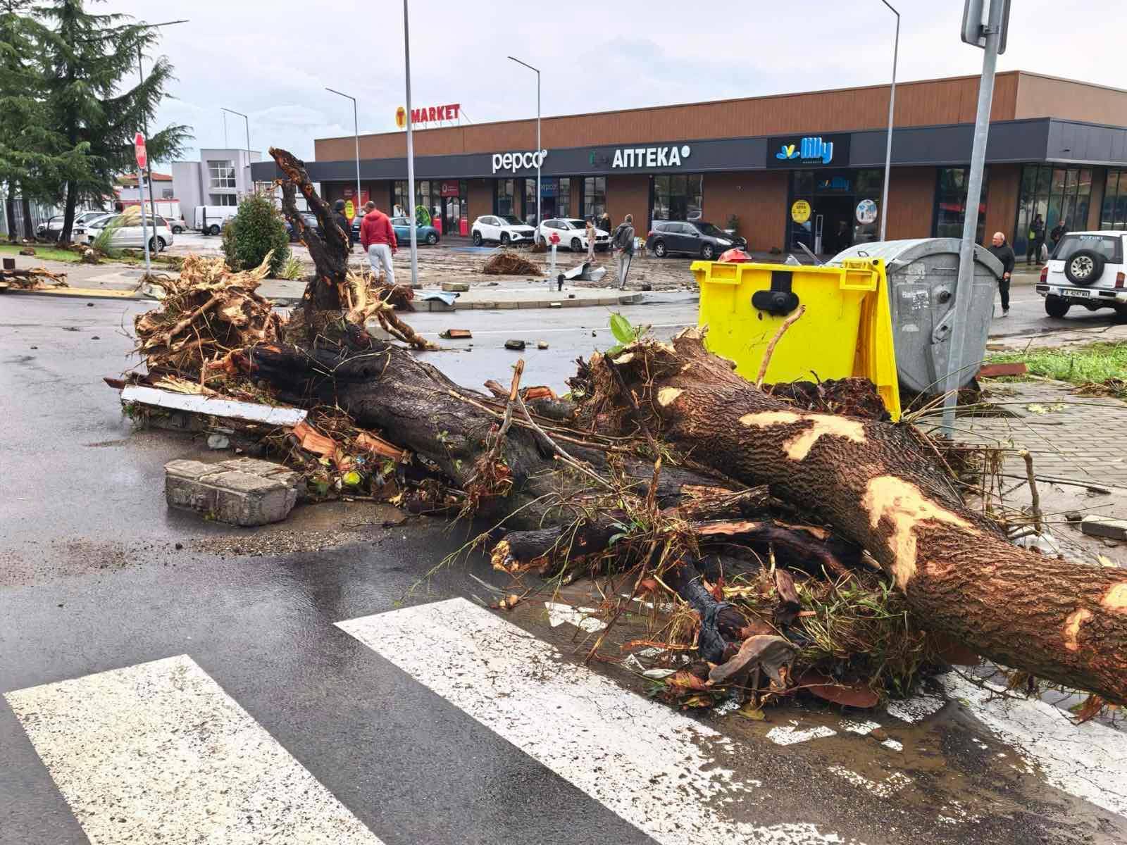 Nagyok a károk Tsarevóban. | Fotók: Meteo Bulgaria