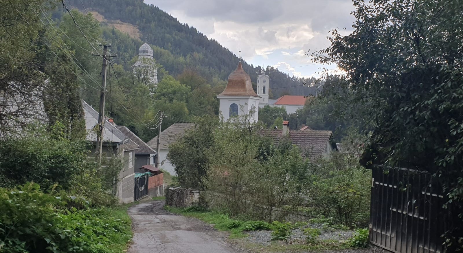 Verespataki látkép a refotmátus, az unitárius és a római katolikus templommal | A szerző felvétele