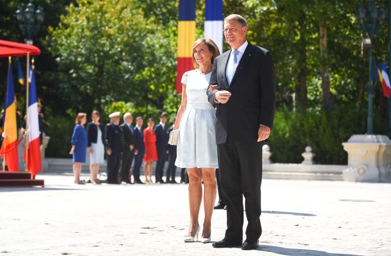 Klaus Iohannis a feleségével, Carmennel egy 2017-es ünnepségen | Fotó: a volt elnök Facebook-oldala