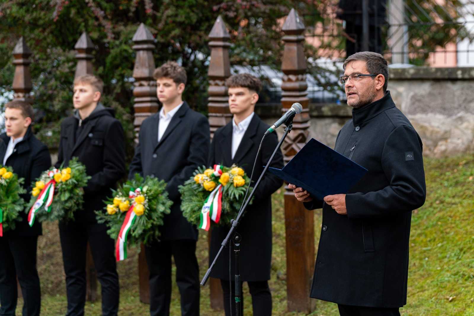 Gáj Nándor a fiatalokat buzdította: vigyék tovább az aradi vértanúk örökségét. | Fotók: Kristó Gothárd Hunor