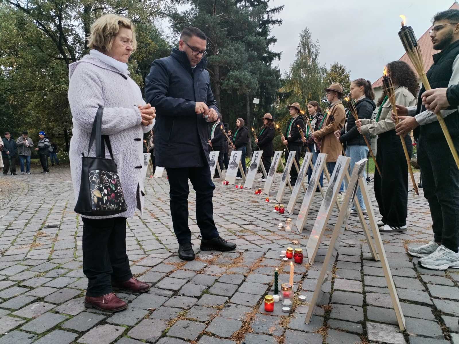 Sorra gyúltak a mécsesek Csíkszeredában. Méltó megemlékezés. | Fotók: F.E.