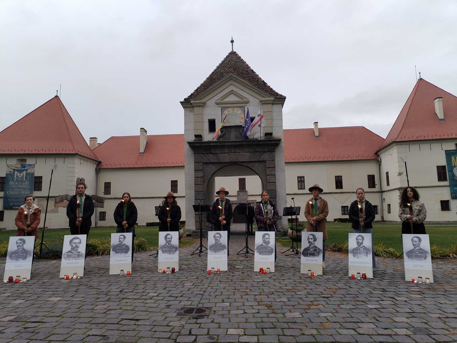 A Mikó-vár előtti tér, a megemlékezés hagyományos tere.